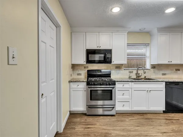 $2,500 | 1814 Oak Valley Drive, Kemah, TX 77565