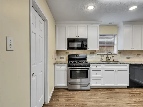 $2,600 | 1814 Oak Valley Drive, Kemah, TX 77565