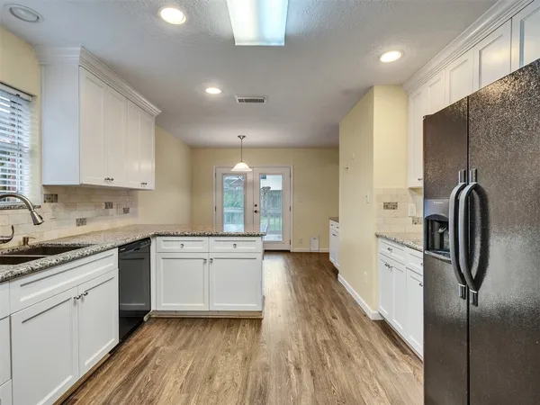 $2,500 | 1814 Oak Valley Drive, Kemah, TX 77565