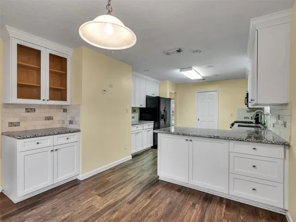 $2,600 | 1814 Oak Valley Drive, Kemah, TX 77565