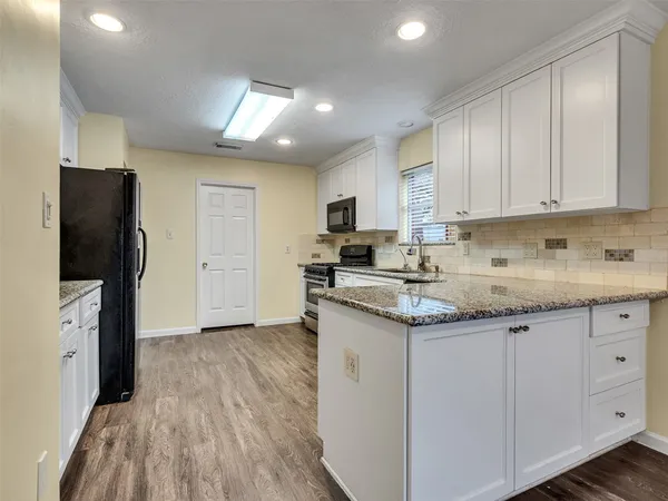 $2,600 | 1814 Oak Valley Drive, Kemah, TX 77565