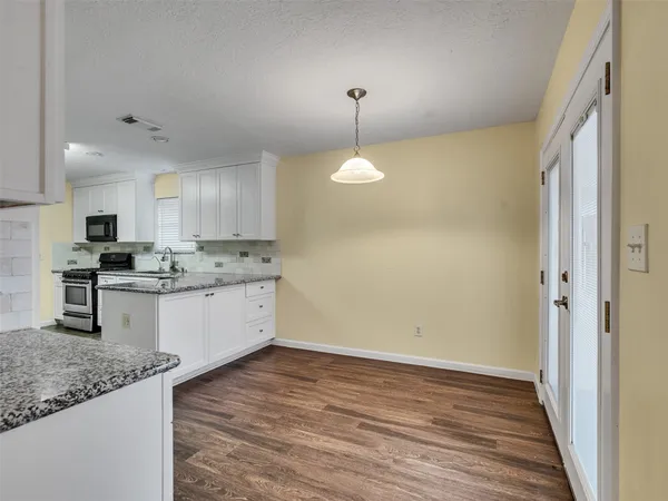 $2,600 | 1814 Oak Valley Drive, Kemah, TX 77565