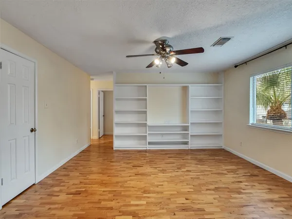 $2,500 | 1814 Oak Valley Drive, Kemah, TX 77565