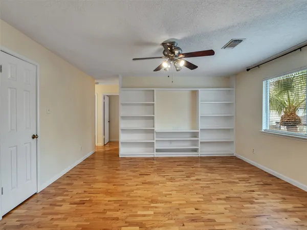 $2,600 | 1814 Oak Valley Drive, Kemah, TX 77565