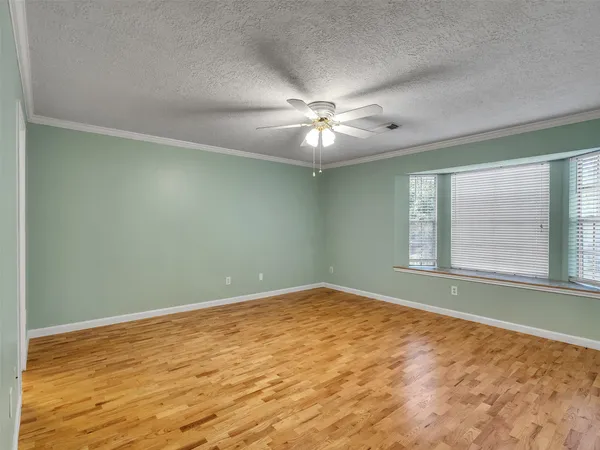 $2,600 | 1814 Oak Valley Drive, Kemah, TX 77565