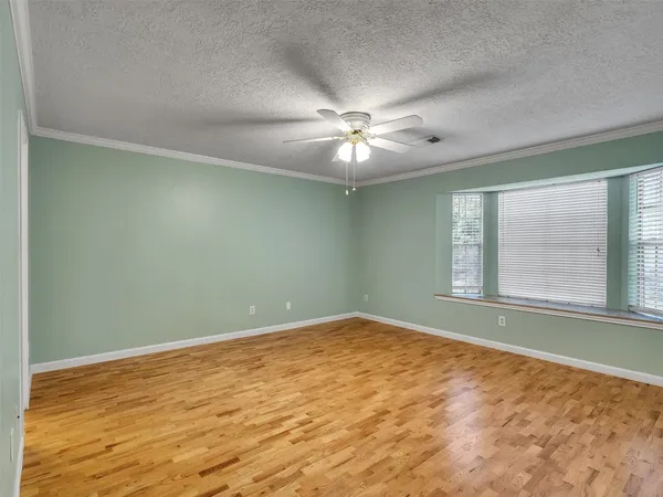 $2,500 | 1814 Oak Valley Drive, Kemah, TX 77565