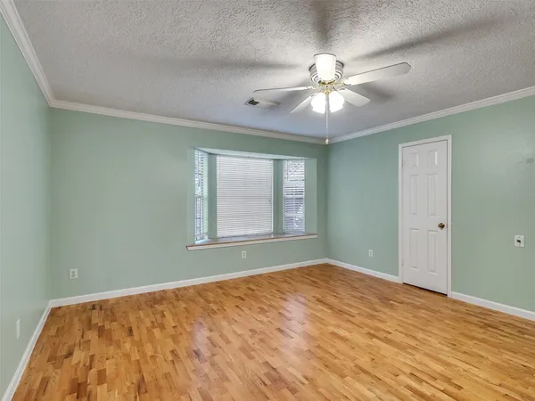 $2,500 | 1814 Oak Valley Drive, Kemah, TX 77565