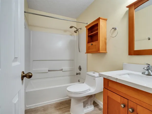 $2,600 | 1814 Oak Valley Drive, Kemah, TX 77565