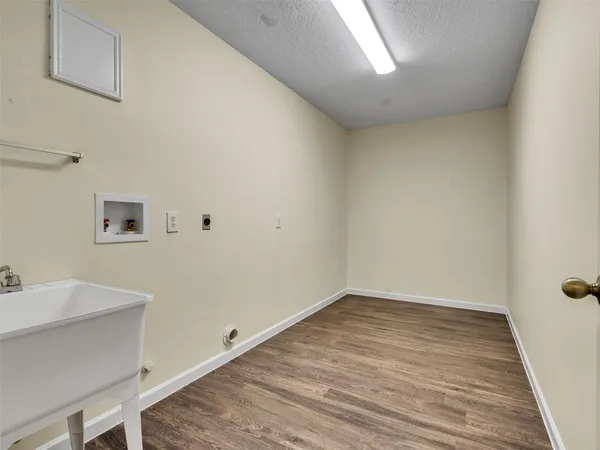 $2,600 | 1814 Oak Valley Drive, Kemah, TX 77565