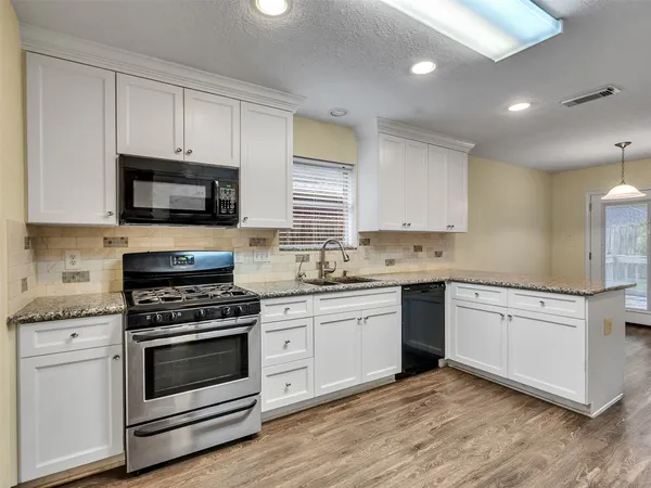 $2,600 | 1814 Oak Valley Drive, Kemah, TX 77565