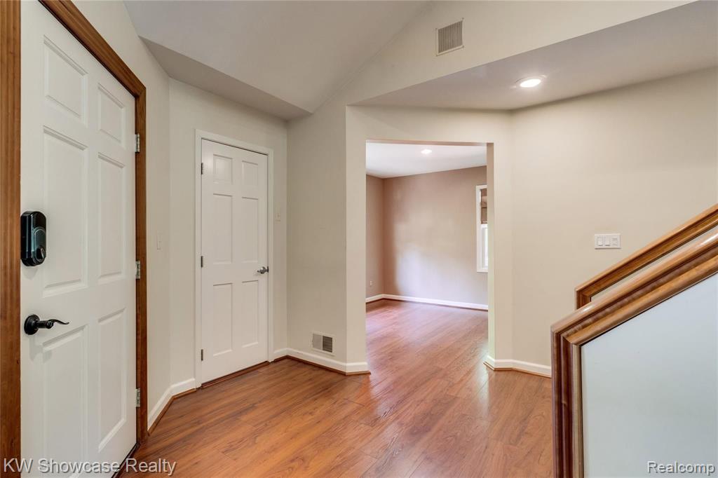 1526 Merry Road Waterford, MI 48328 - Photo 5 of 66