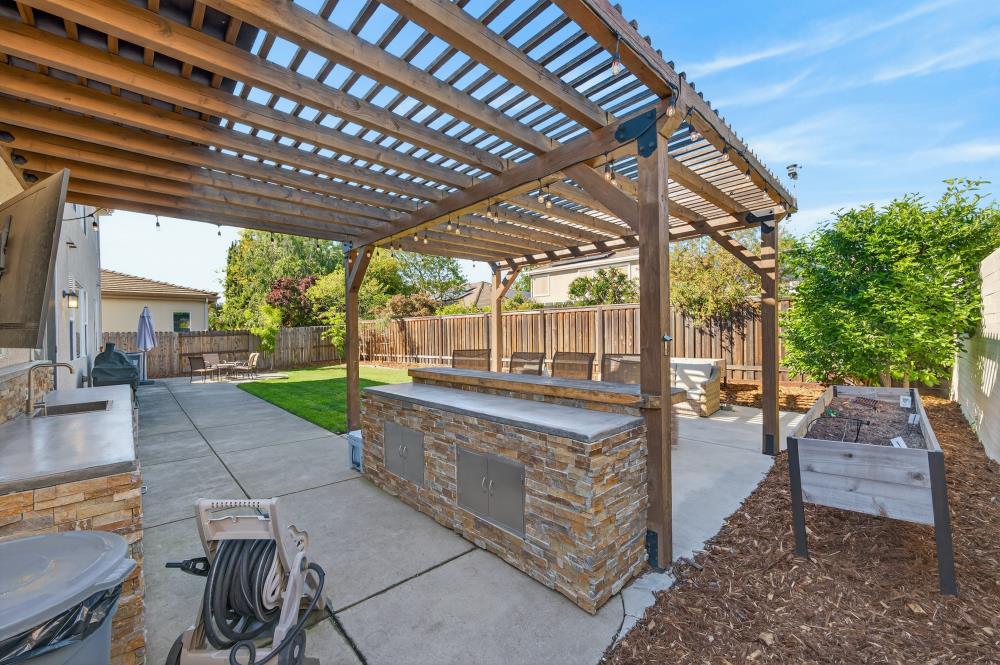 1820 Donner Road West Sacramento, CA 95691 - Photo 4 of 44 a view of a backyard with sitting area
