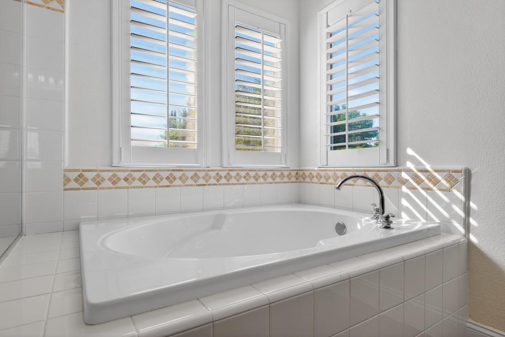 1820 Donner Road West Sacramento, CA 95691 - Photo 41 of 44 a bathroom with bathtub and window