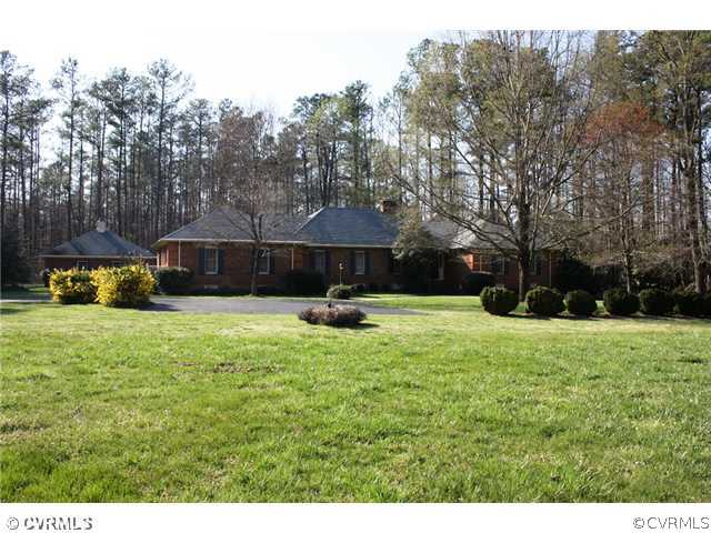 11630 Buckhorn Road Chesterfield, VA 23838 - Photo 20 of 20 a view of a backyard with table and chairs plants and trees