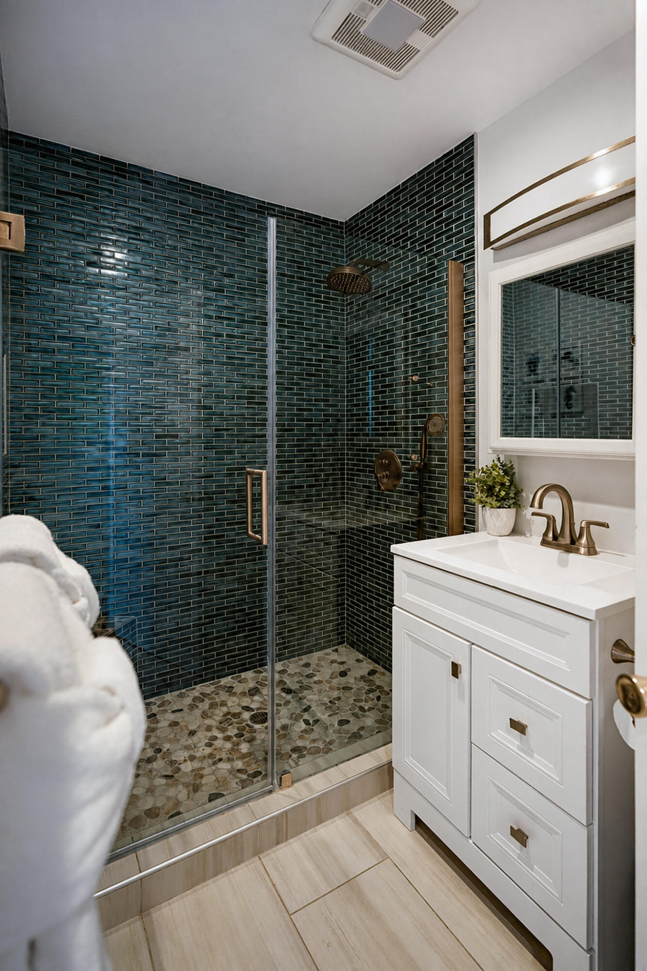 4975 Sandyland Road, Unit 302 Carpinteria, CA 93013 - Photo 14 of 19 Bath