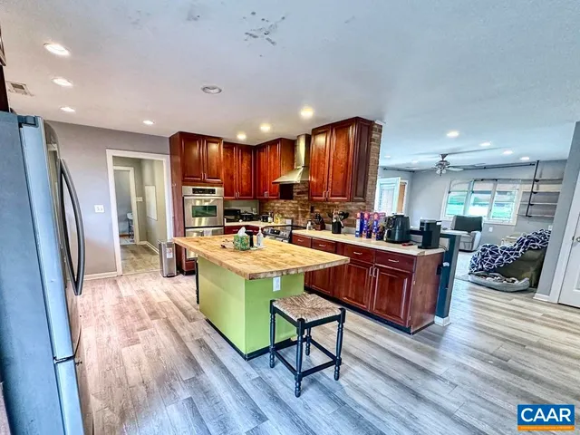 a view of a house with backyard