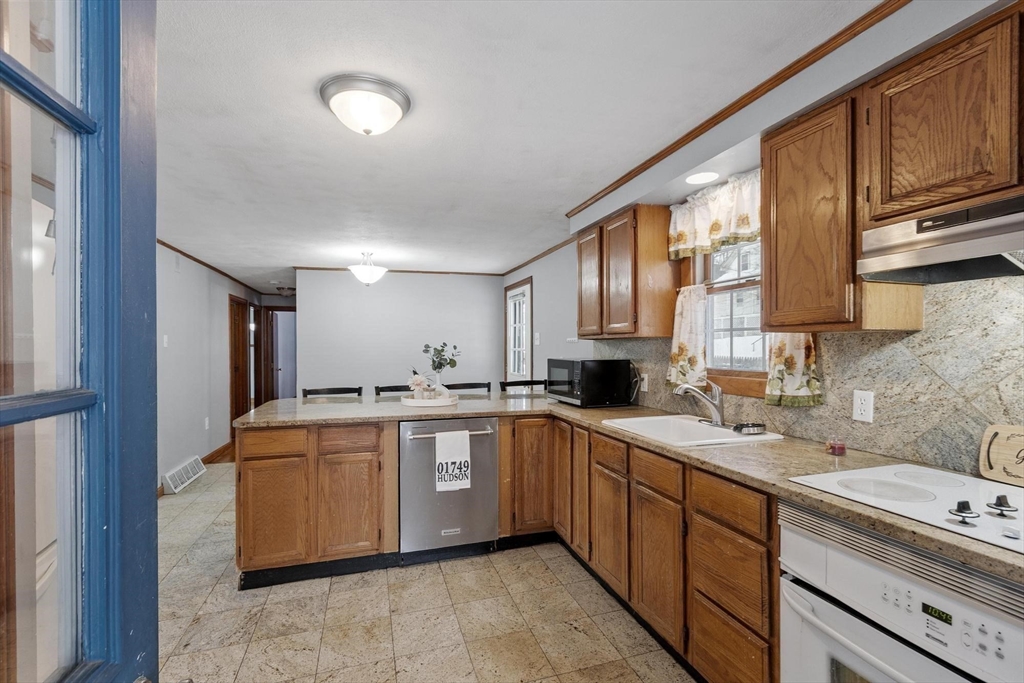 128 Manning Street Hudson, MA 01749 - Photo 4 of 42