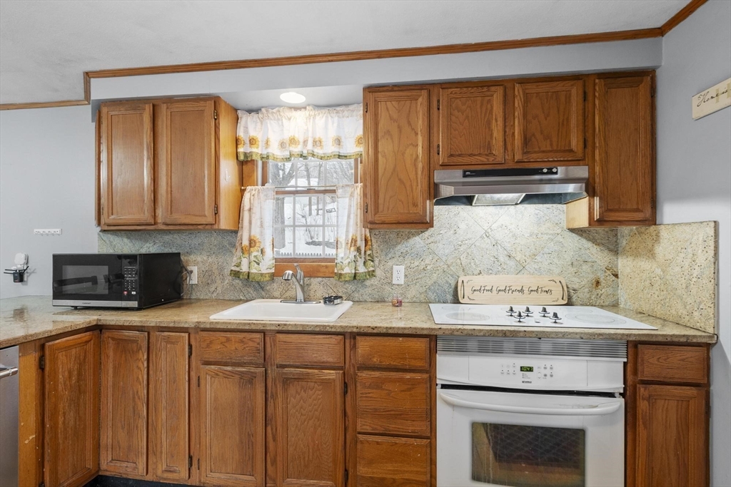 128 Manning Street Hudson, MA 01749 - Photo 8 of 42