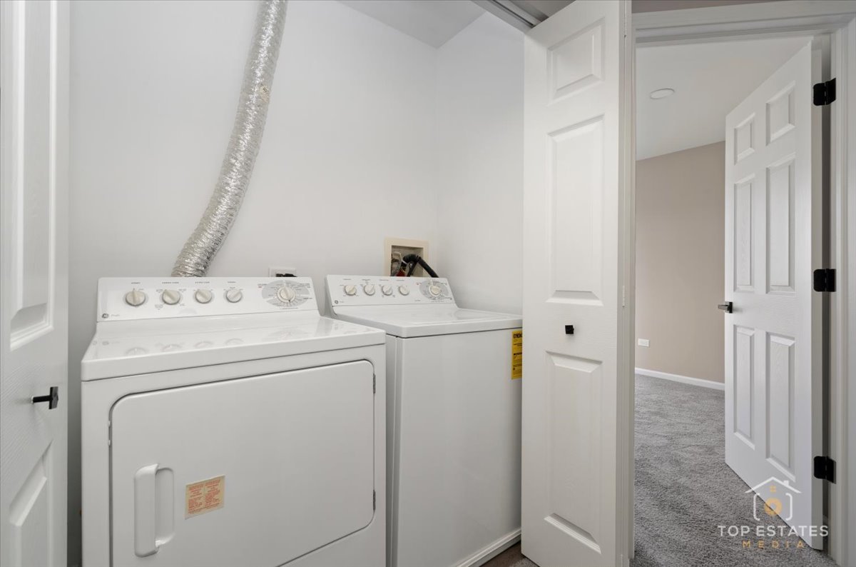 737 Springwood Drive Joliet, IL 60431 - Photo 21 of 31 a utility room with dryer and washer