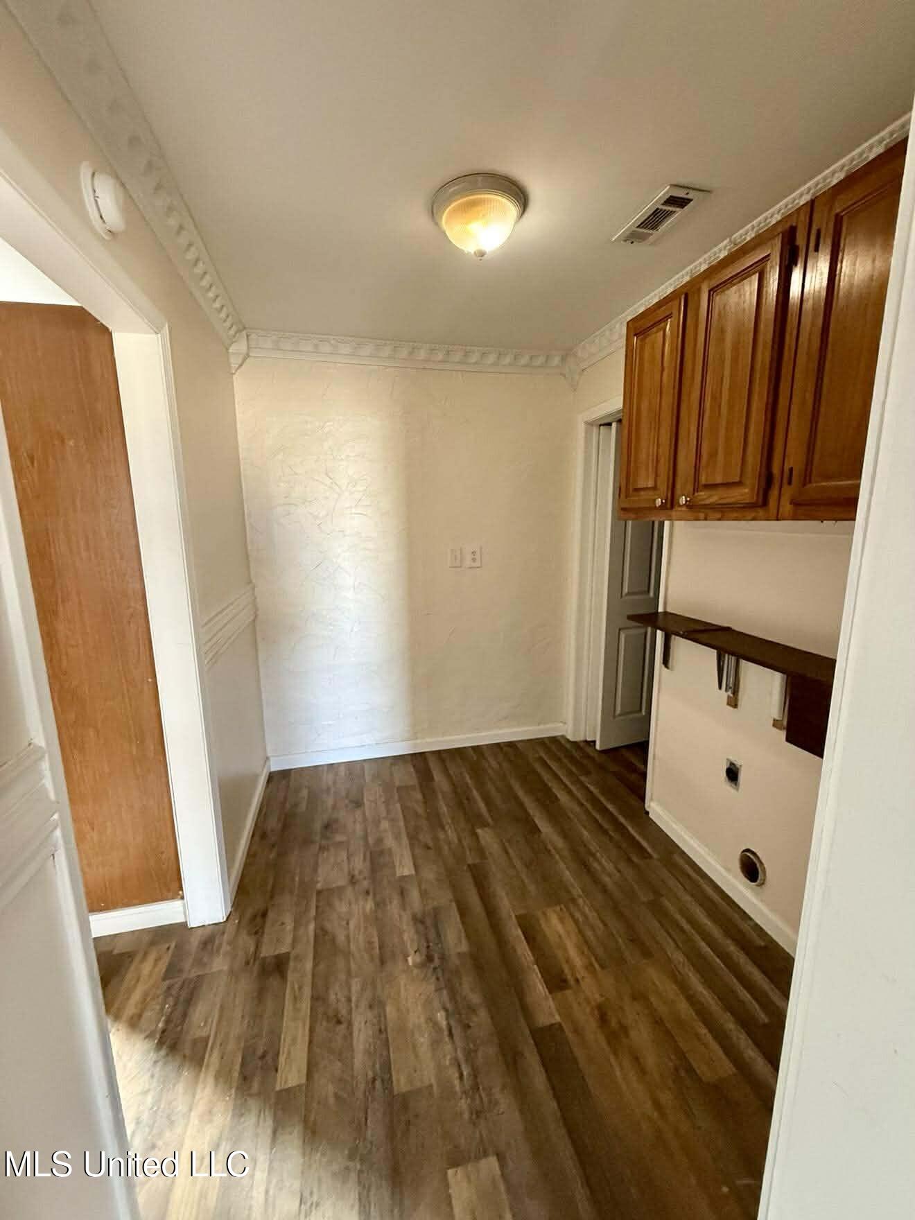 1838 Dees Road Batesville, MS 38606 - Photo 11 of 27 laundry room