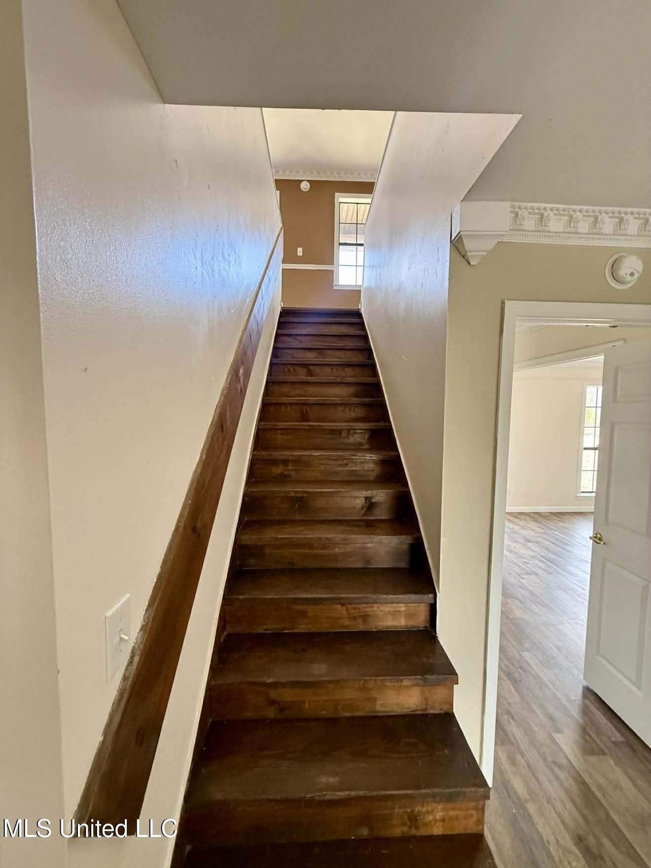 1838 Dees Road Batesville, MS 38606 - Photo 19 of 27 stair case