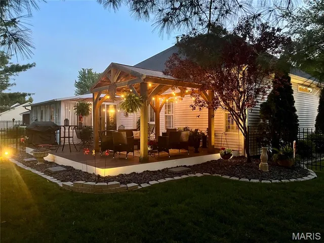 $430,000 | 305 Kingsbury Court, Highland, IL 62249