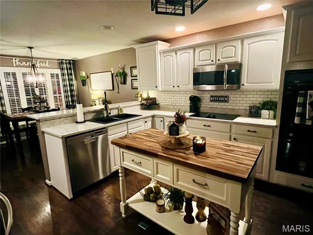 $430,000 | 305 Kingsbury Court, Highland, IL 62249