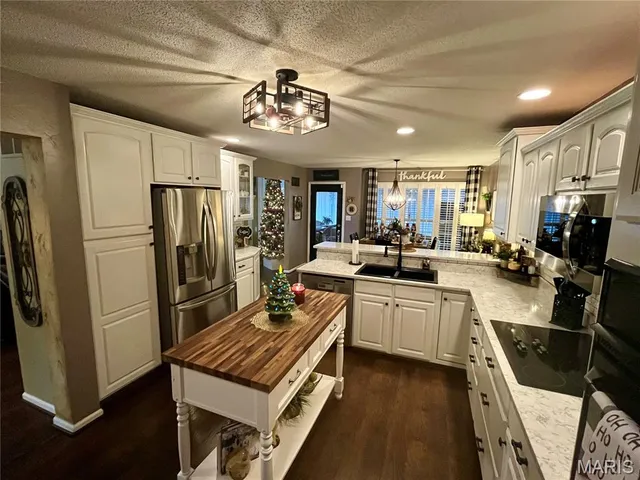 $430,000 | 305 Kingsbury Court, Highland, IL 62249