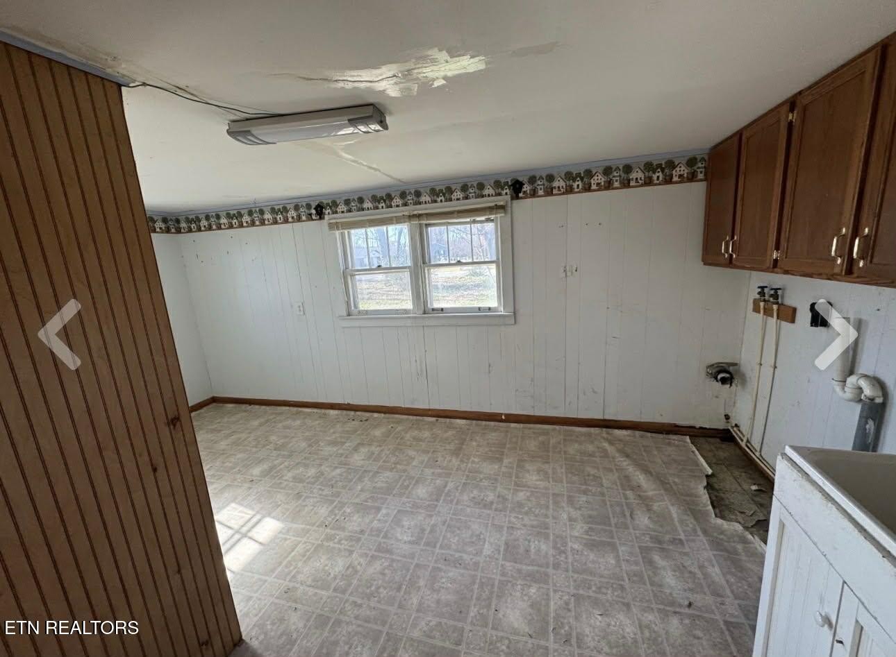 1200 North Church Street Portland, TN 37148 - Photo 13 of 17 a view of an empty room with a window