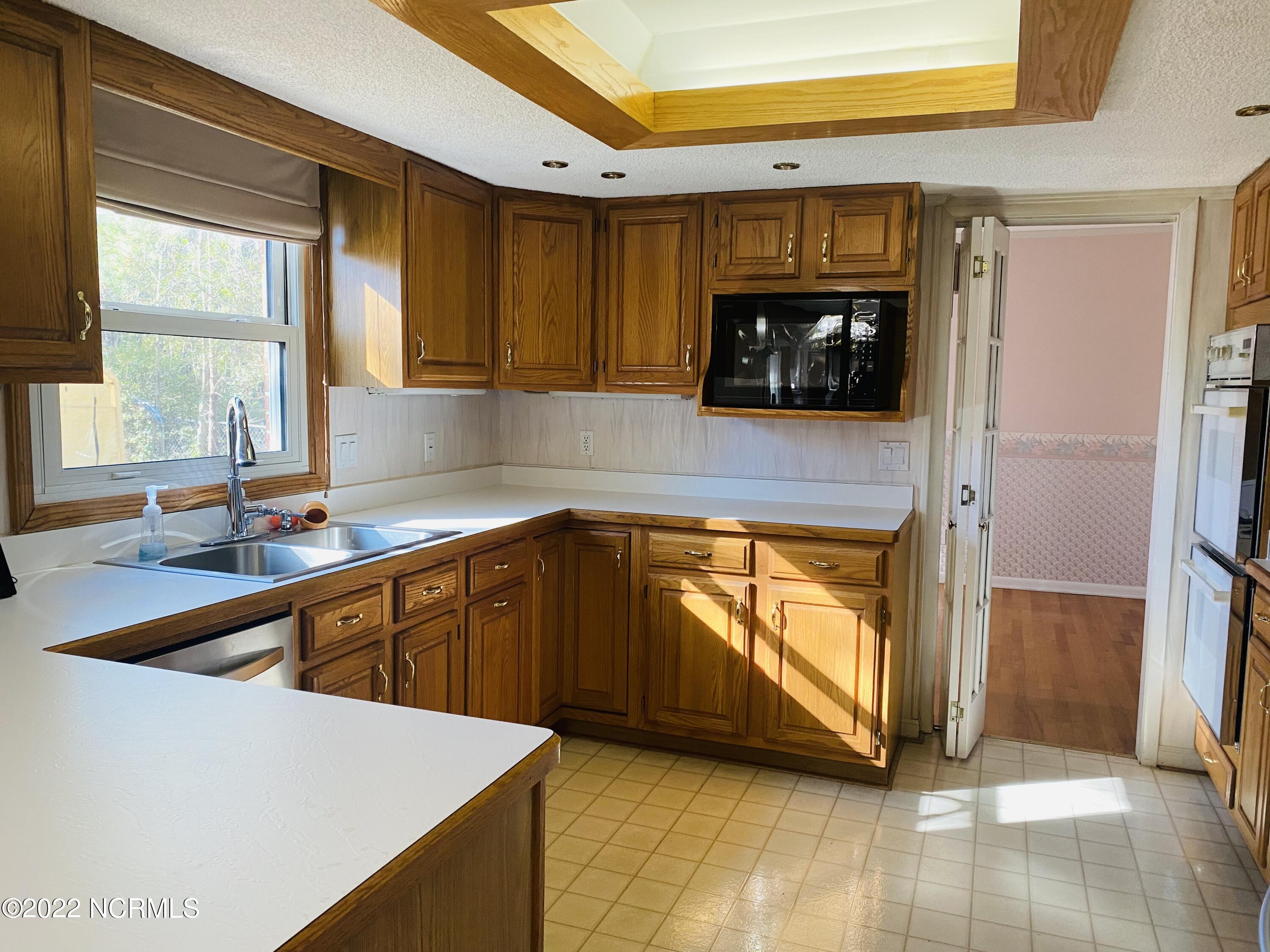 4103 Country Club Road Morehead City, NC 28557 - Photo 8 of 37 Kitchen