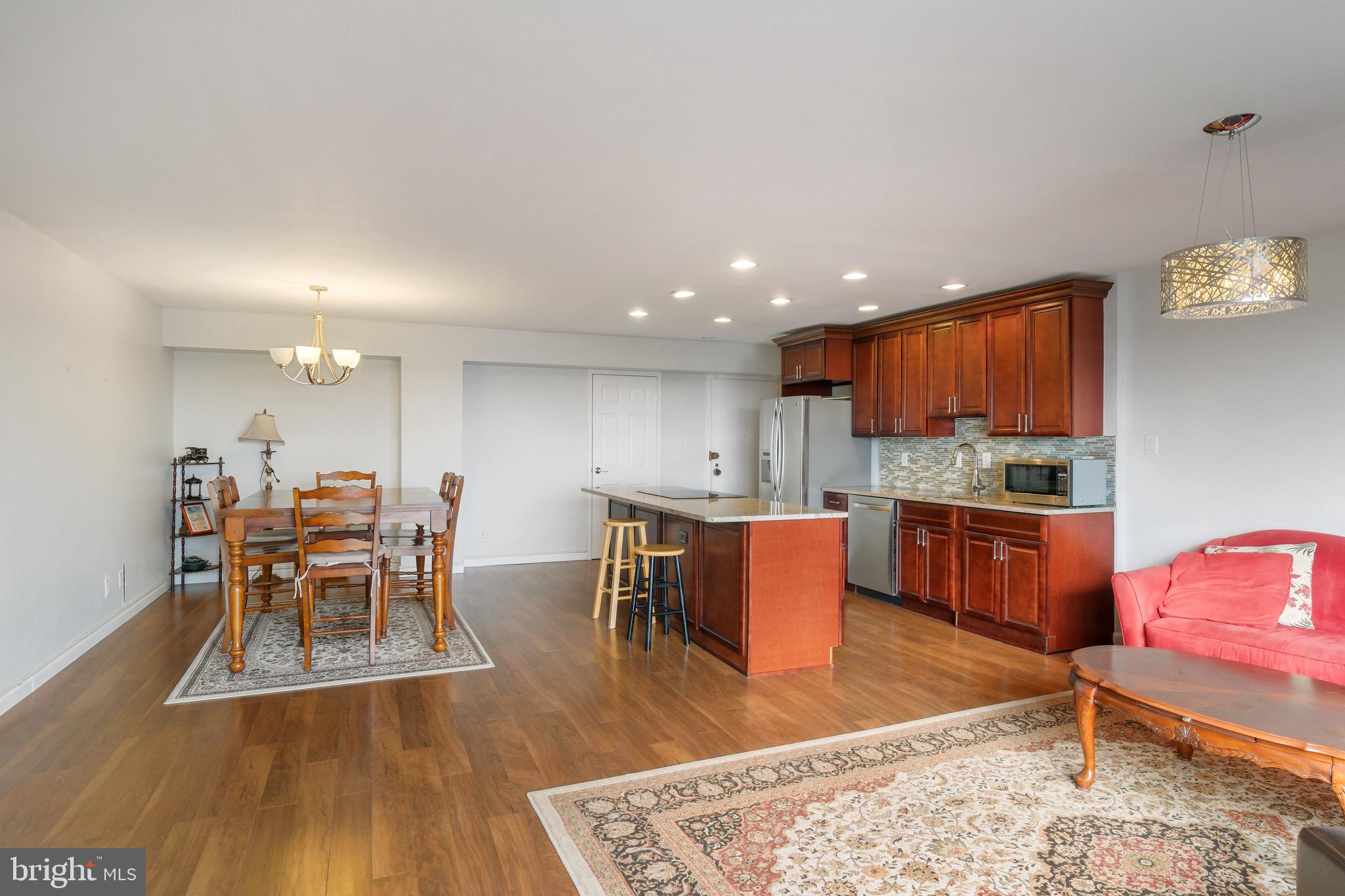 Open kitchen layout - rare to find!