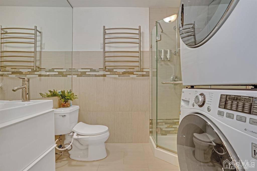 55 Gate House Lane Edison, NJ 08820 - Photo 14 of 28 a bathroom with a sink a toilet and a mirror