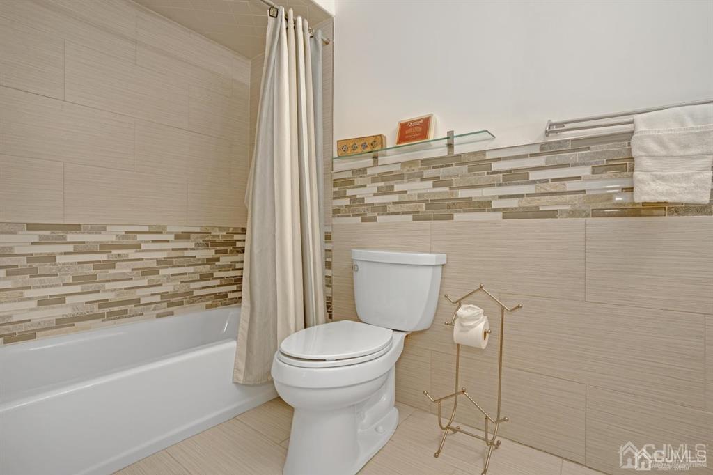 55 Gate House Lane Edison, NJ 08820 - Photo 19 of 28 a bathroom with a toilet and a bathtub