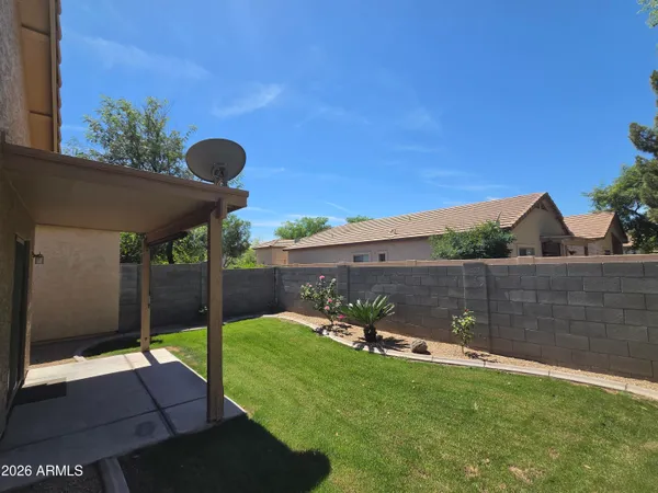 a view of a backyard