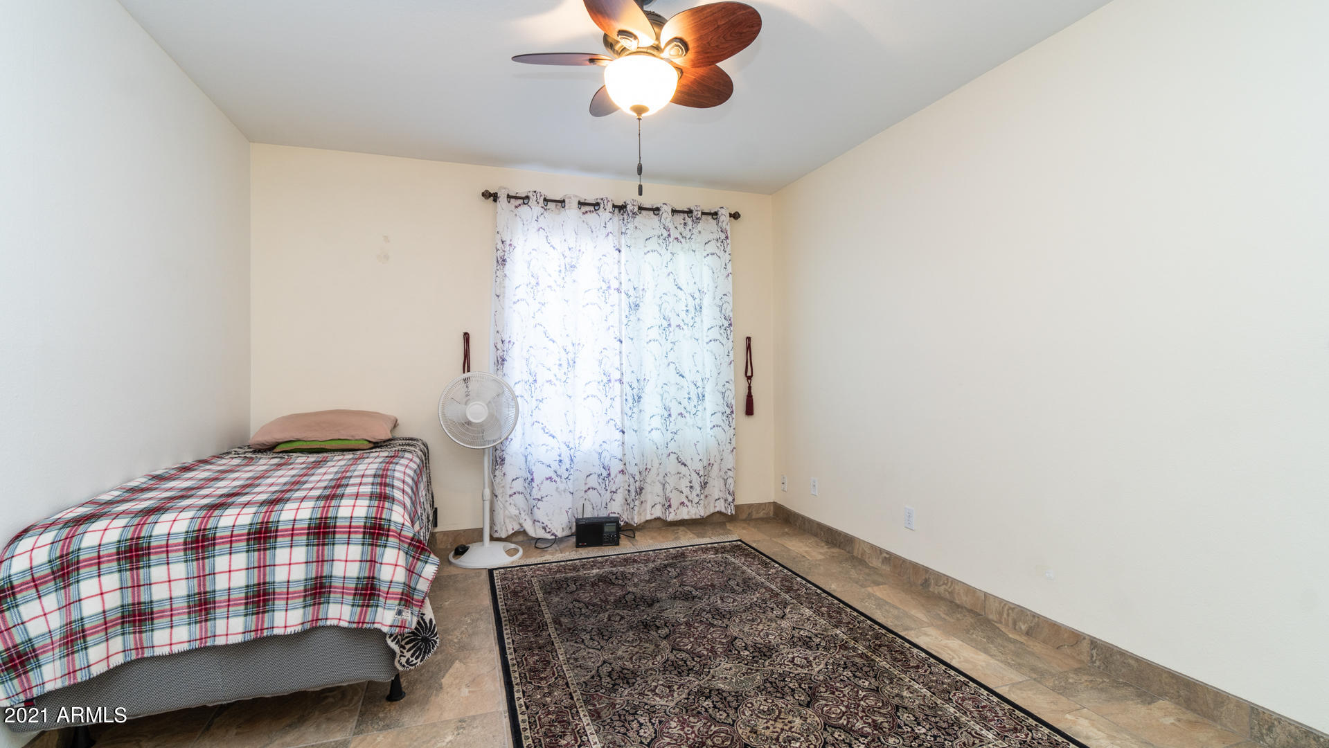 5525 East Thomas Road, Unit F14 Phoenix, AZ 85018 - Photo 8 of 20 a bedroom with a bed and a chandelier