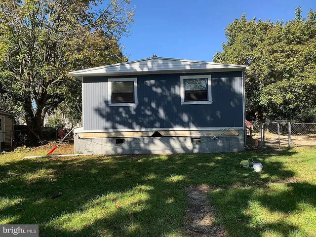 a view of house with a yard