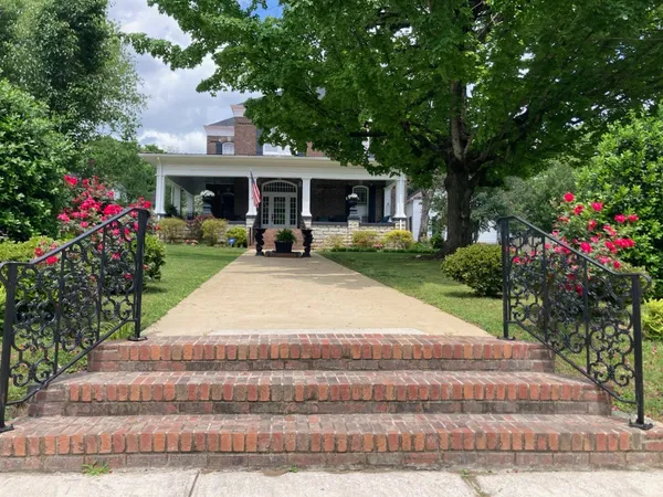$939,900 | 404 Washington Street East, Fayetteville, TN 37334