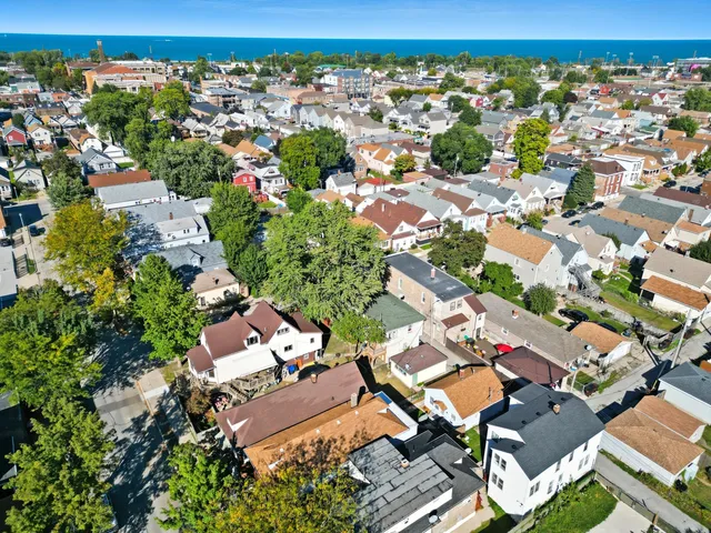 $210,000 | 2027 1/2 Davidson Place, Whiting, IN 46394