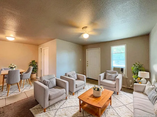 $925 | 378 East Petaluma Boulevard, Unit D, San Antonio, TX 78221