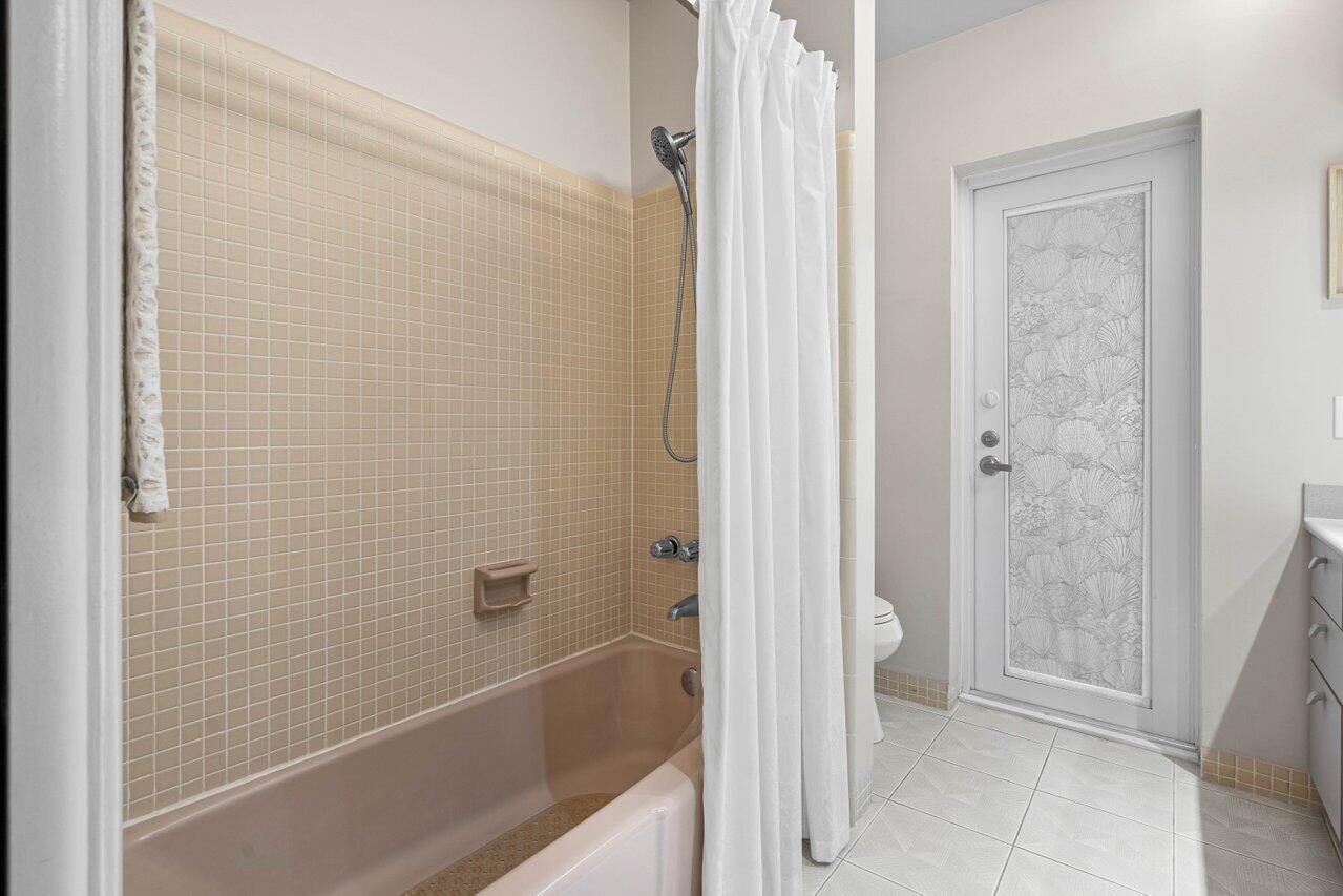 643 Northwest 11th Avenue Boca Raton, FL 33486 - Photo 26 of 37 Guest bathroom with tub
