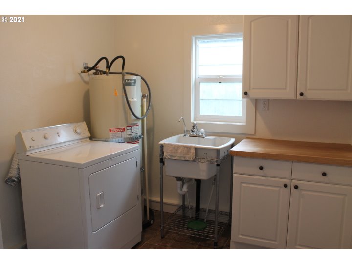1254 Olympic Street Springfield, OR 97477 - Photo 14 of 30 a utility room with dryer and washer