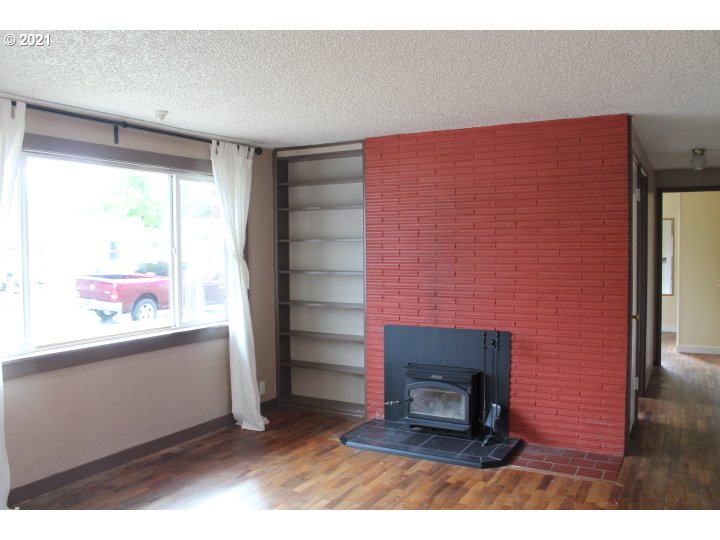 1254 Olympic Street Springfield, OR 97477 - Photo 5 of 30 a living room with furniture