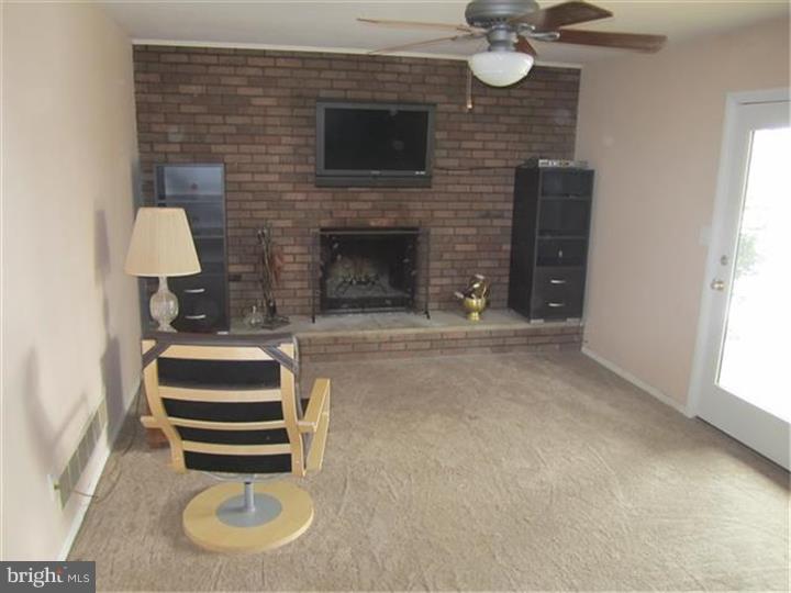 121 Tall Pines Road Newark, DE 19713 - Photo 14 of 25 Family Room