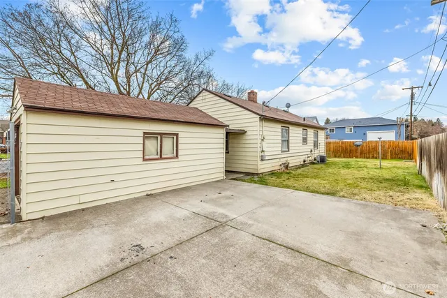 a view of a backyard