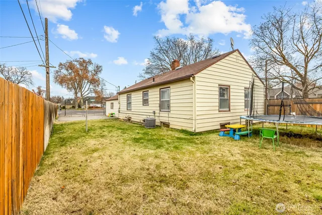a view of a backyard