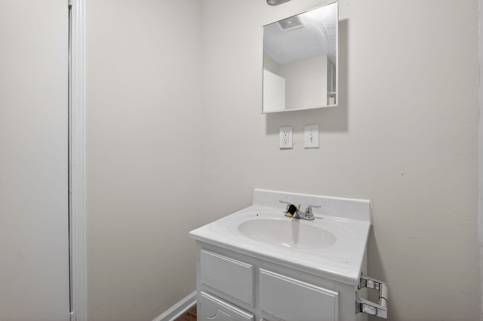 4043 Clearpool Circle Road Memphis, TN 38118 - Photo 14 of 33 Bathroom with vanity