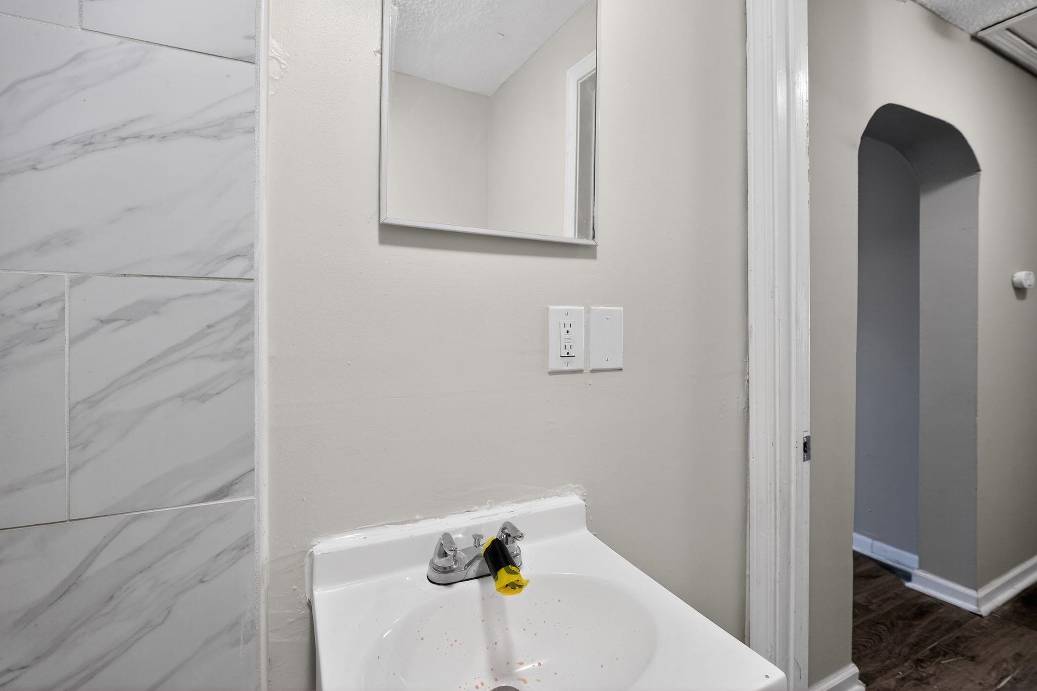 4043 Clearpool Circle Road Memphis, TN 38118 - Photo 15 of 33 a bathroom with a sink