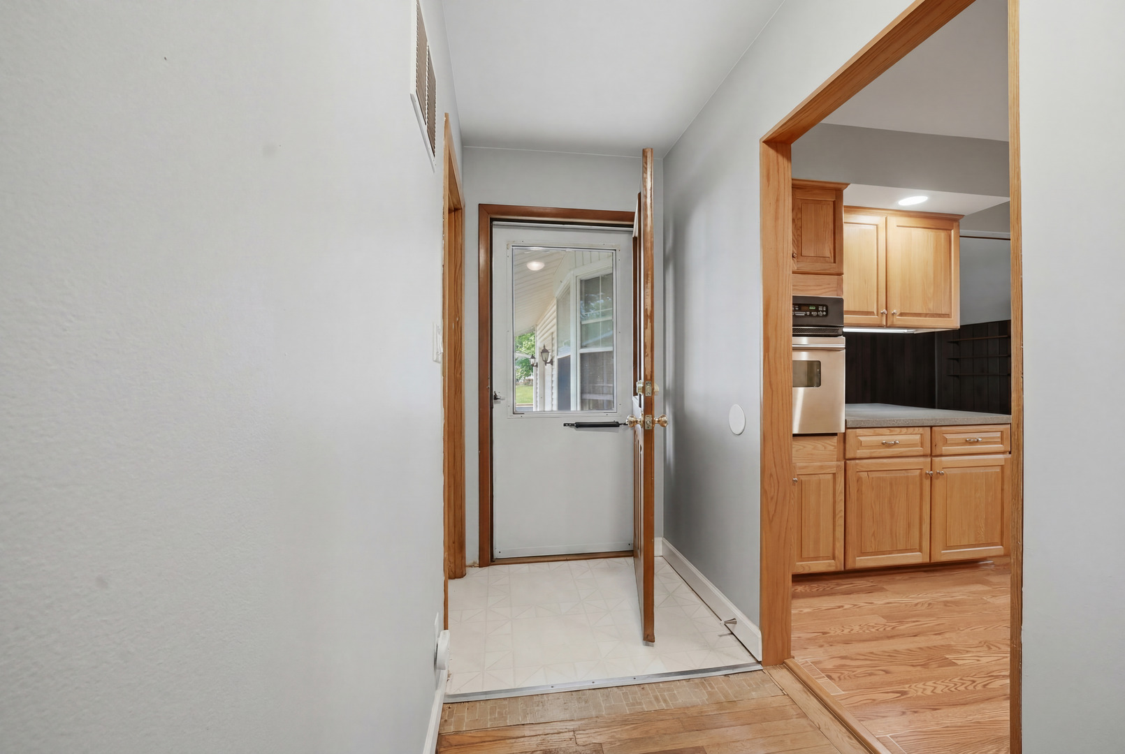 323 East Dresser Road DeKalb, IL 60115 - Photo 5 of 37