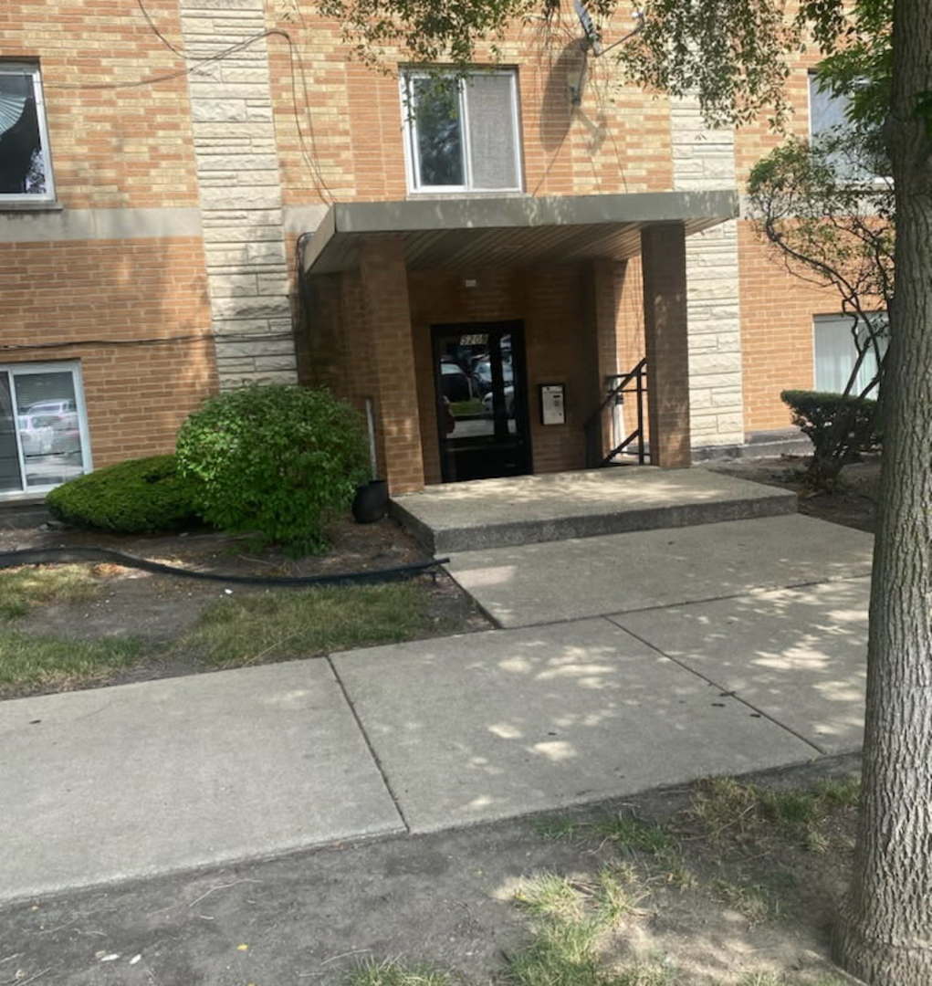 5209 South Leclaire Avenue, Unit 3B Chicago, IL 60638 - Photo 1 of 8 a front view of a house with garden