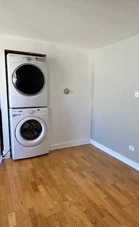 5209 South Leclaire Avenue, Unit 3B Chicago, IL 60638 - Photo 5 of 8 a view of a washer and dryer in a room